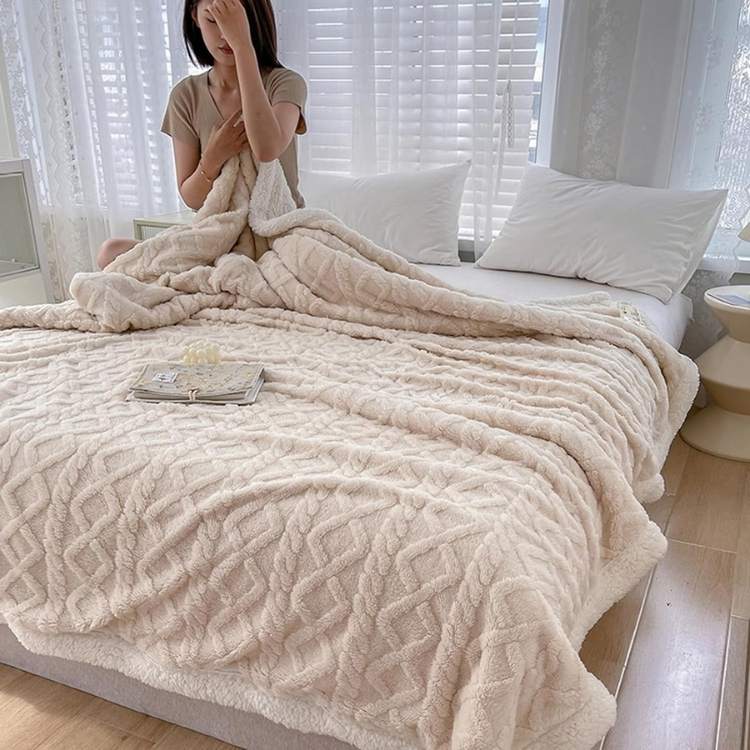 Sherpa Weighted Blanket - view 4